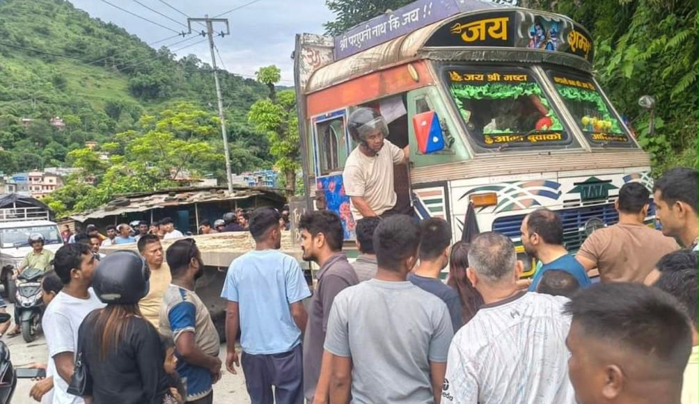सिद्धार्थ राजमार्गमा टेलरको ठक्करबाट मोटरसाइकल चालकको मृत्यु