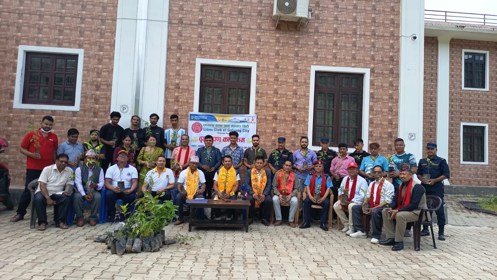 लायन्स क्लब अफ गल्याङ सिटीद्वारा वृक्षारोपण, रजत पदक विजेता कराते खेलाडी ओमराज पौडेल सम्मानित